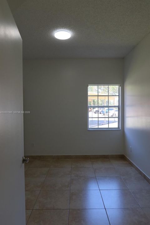 For Rent: $2,200 (2 beds, 1 baths, 957 Square Feet)