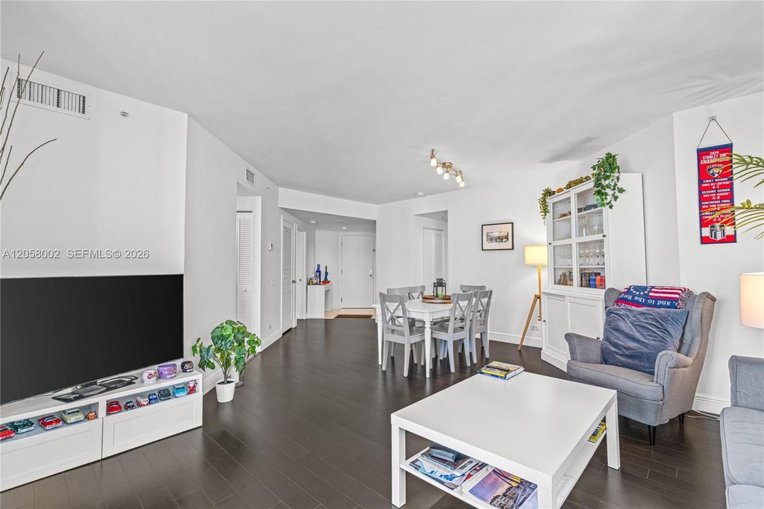 For Rent: $4,400 (2 beds, 2 baths, 1230 Square Feet)