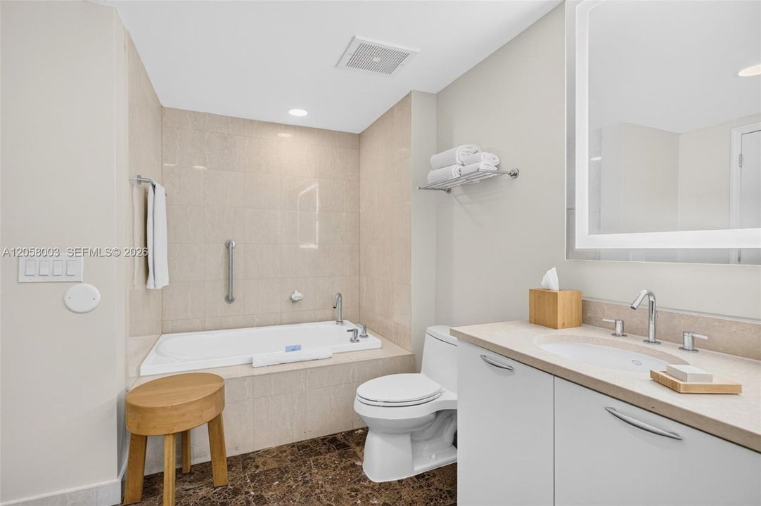 На продажу: $349,900 (1 спален, 1 ванн, 868 Квадратных фут)