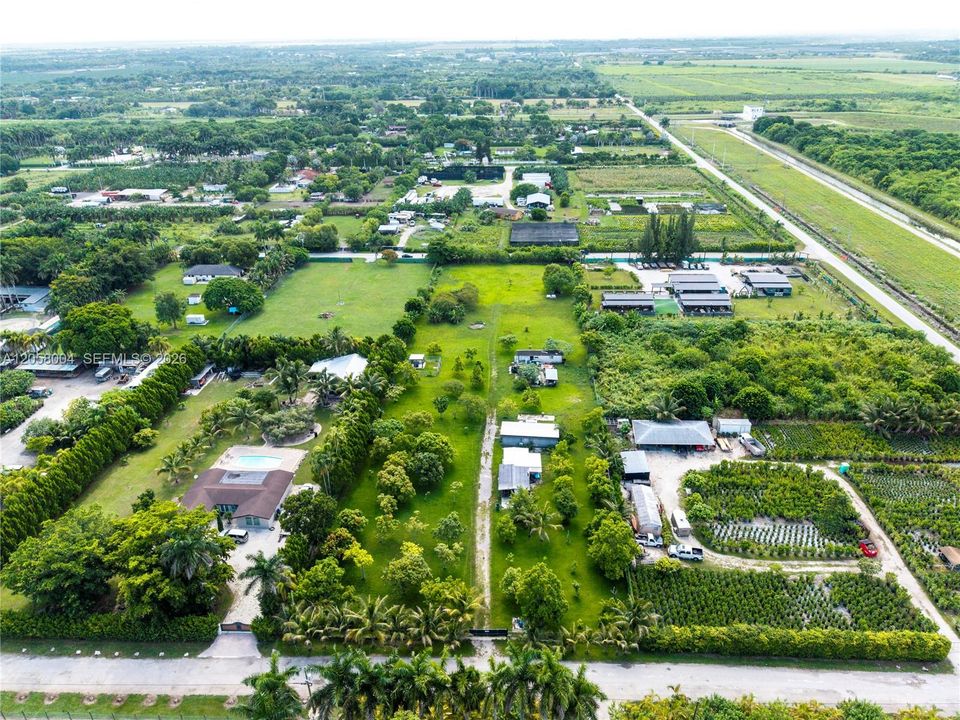На продажу: $475,000 (1.26 acres)