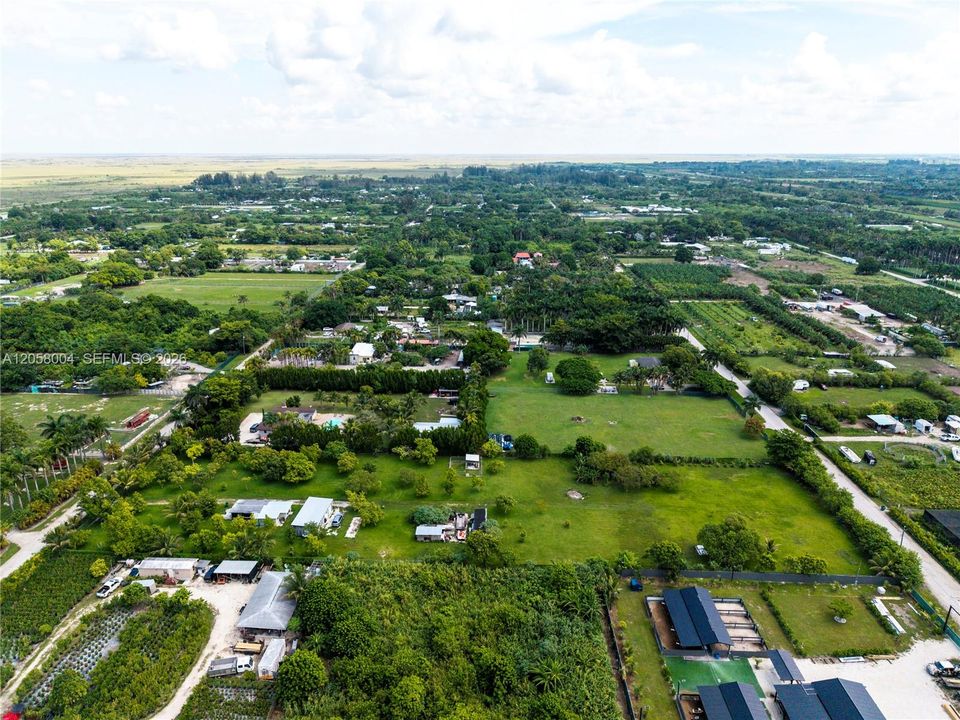 На продажу: $475,000 (1.26 acres)