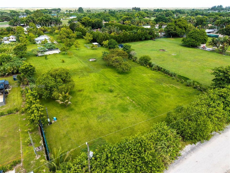 На продажу: $475,000 (1.26 acres)