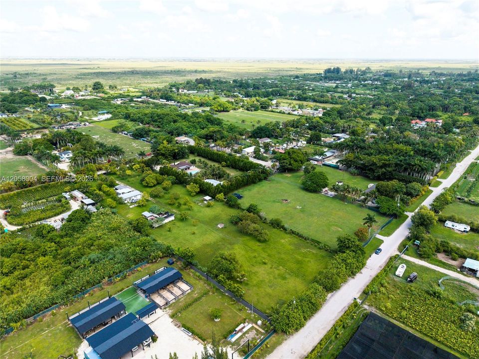 На продажу: $475,000 (1.26 acres)