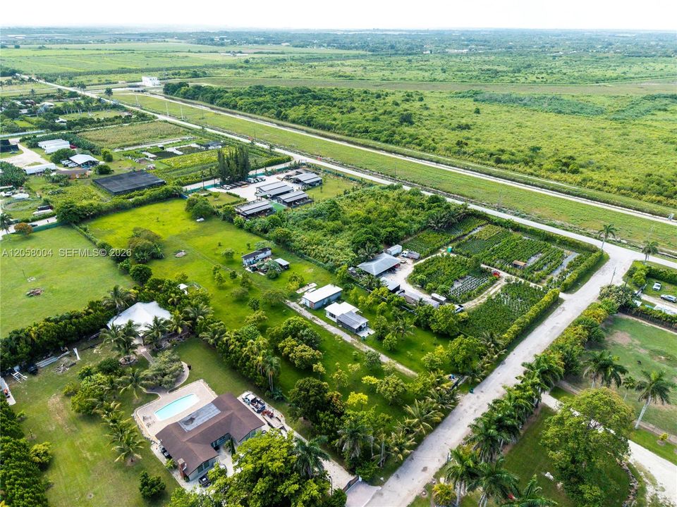 На продажу: $475,000 (1.26 acres)