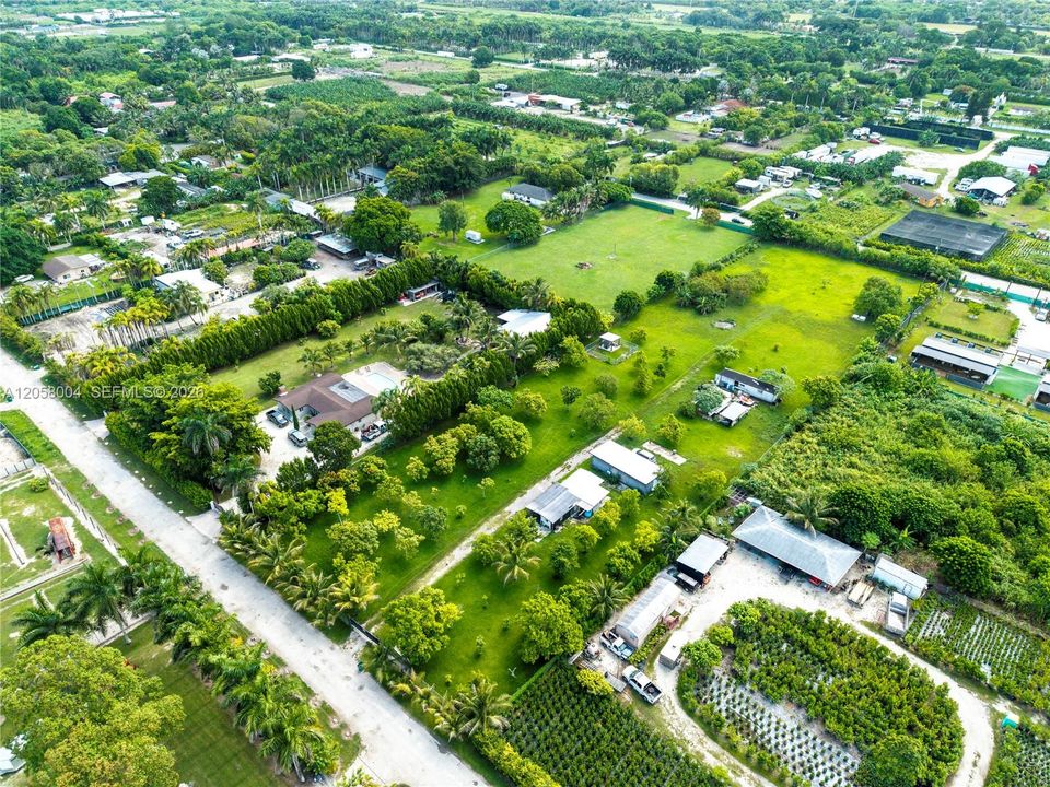 На продажу: $475,000 (1.26 acres)