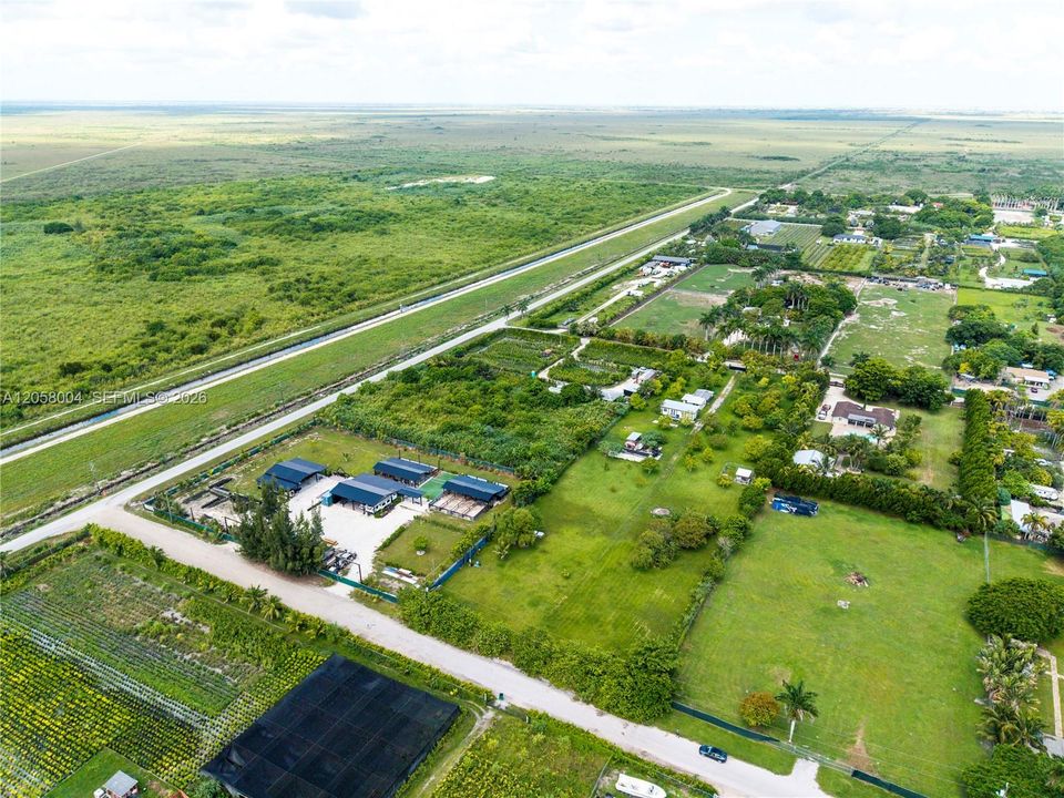 На продажу: $475,000 (1.26 acres)