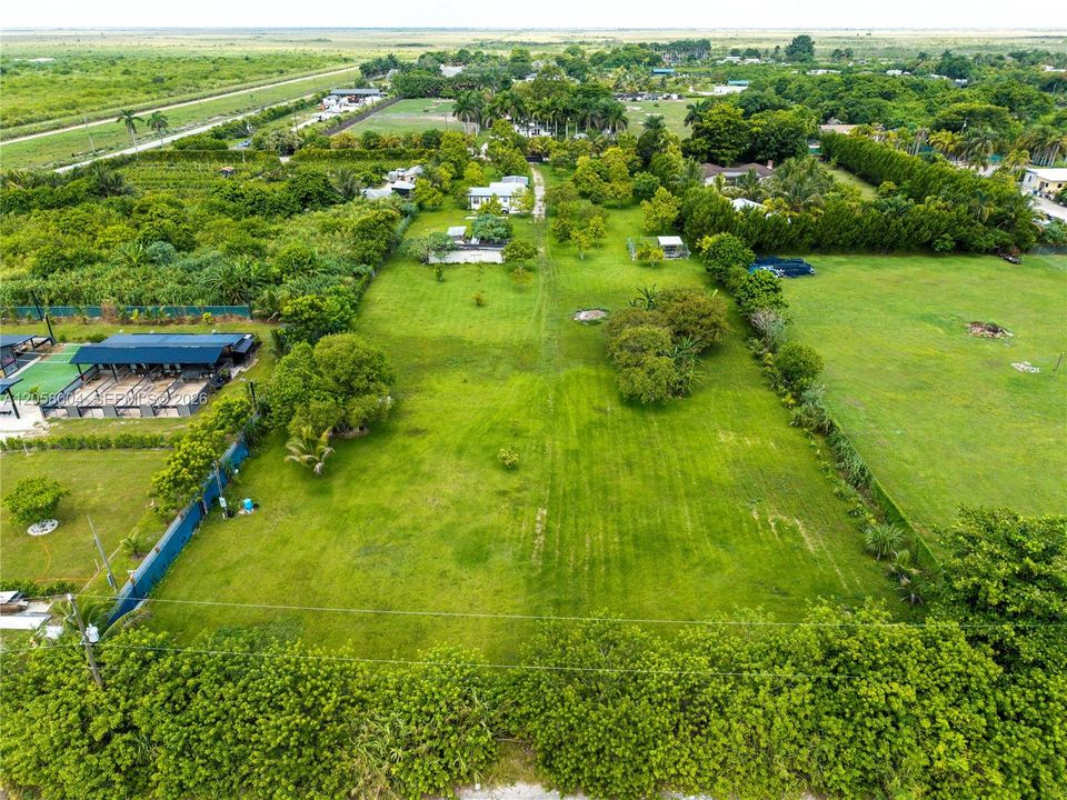 На продажу: $475,000 (1.26 acres)