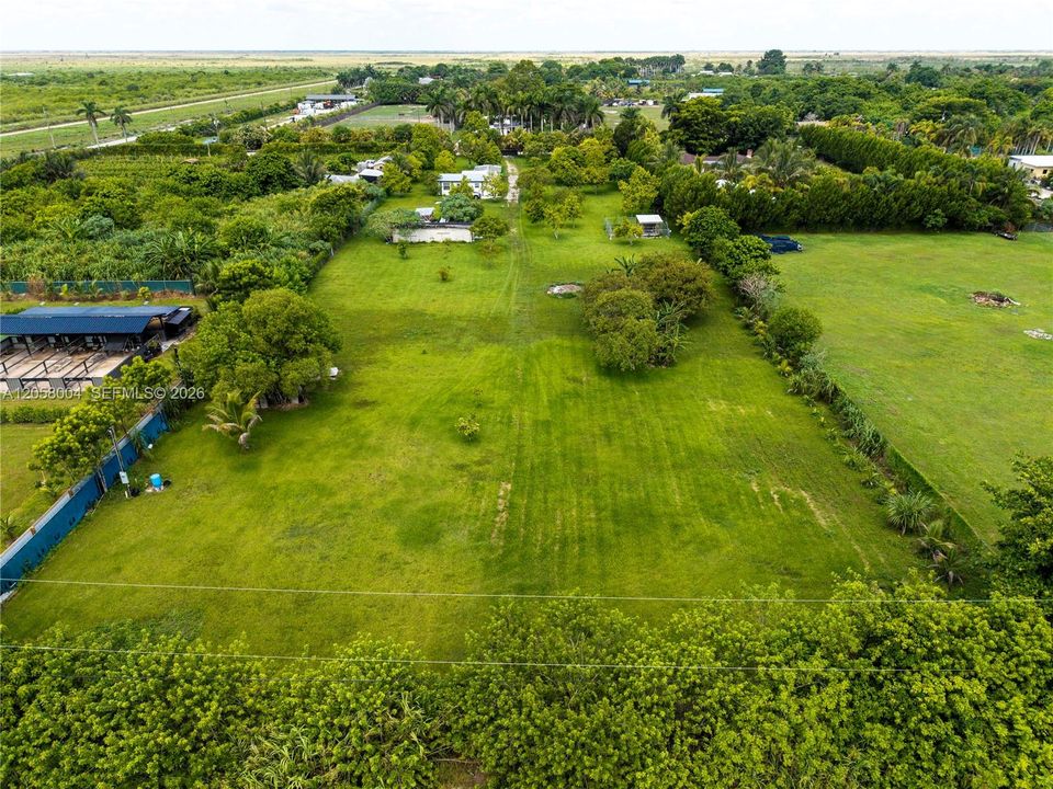 На продажу: $475,000 (1.26 acres)