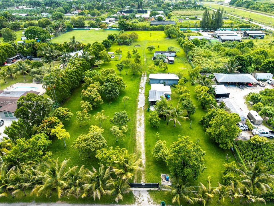 На продажу: $475,000 (1.26 acres)