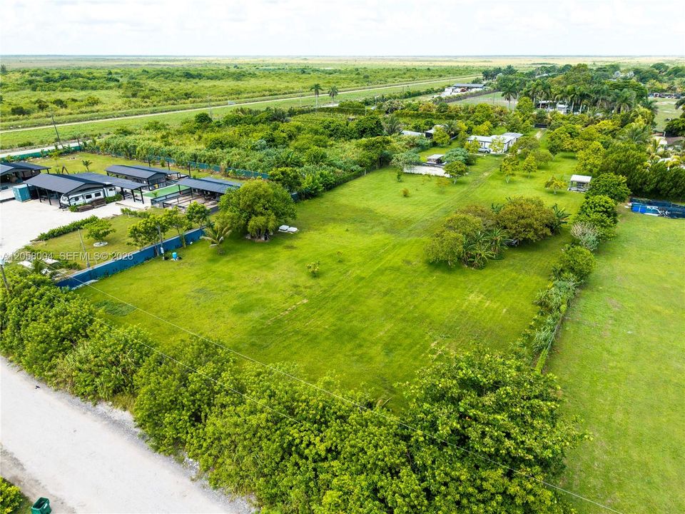 На продажу: $475,000 (1.26 acres)