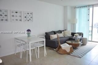 В аренду: $3,000 (1 спален, 1 ванн, 811 Квадратных фут)