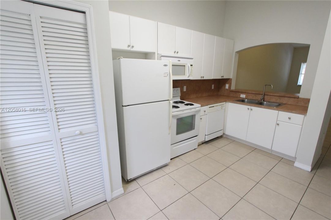 В аренду: $1,950 (2 спален, 2 ванн, 817 Квадратных фут)