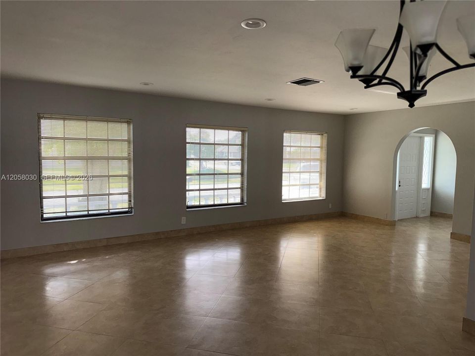 En Renta: $6,000 (3 camas, 2 baños, 2110 Pies cuadrados)