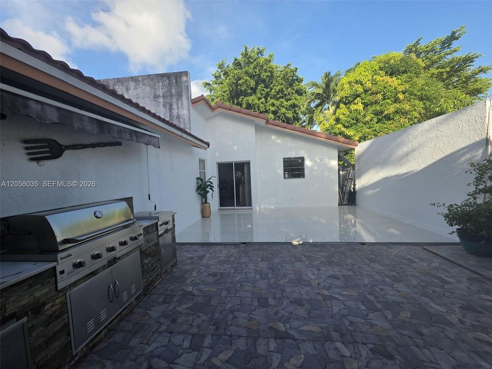Active With Contract: $2,950 (3 beds, 2 baths, 1090 Square Feet)