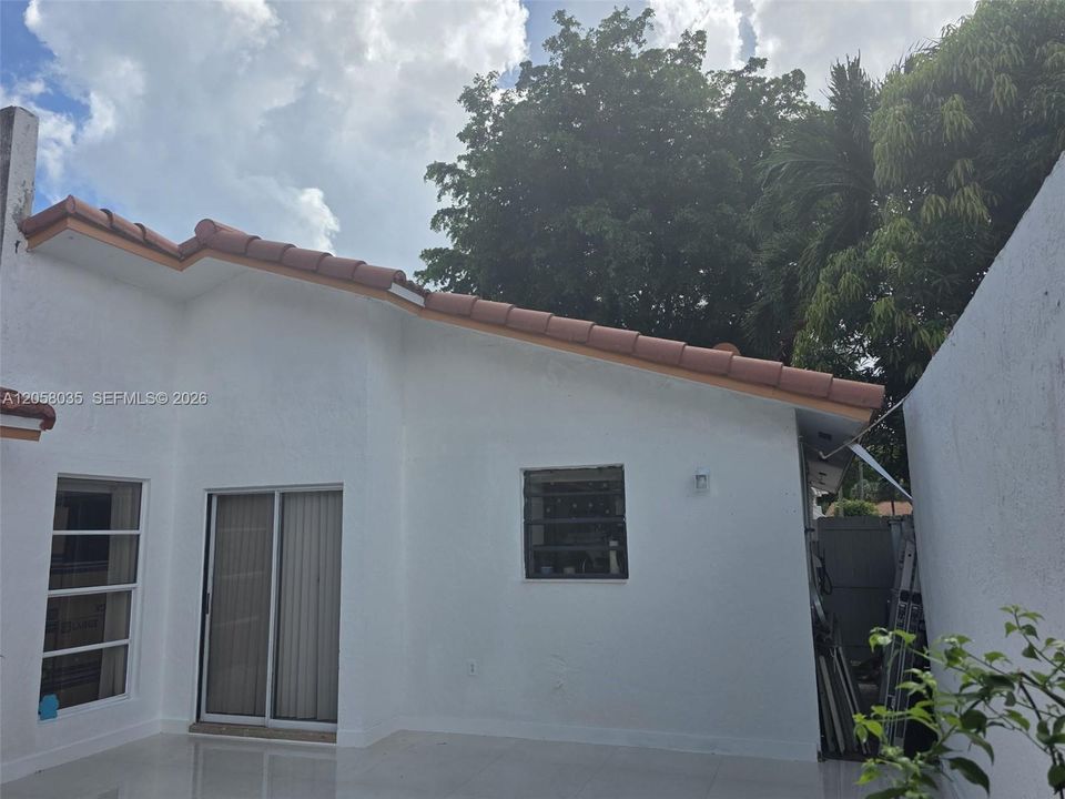 Active With Contract: $2,950 (3 beds, 2 baths, 1090 Square Feet)