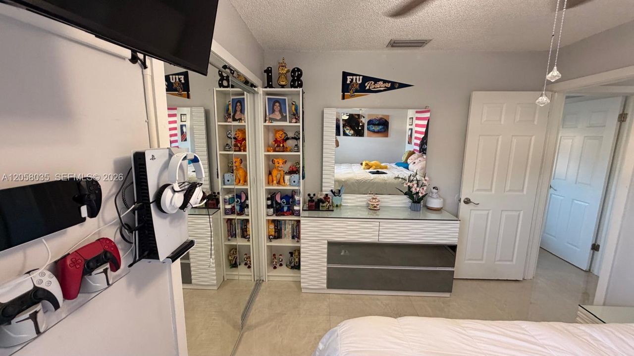 For Rent: $2,950 (3 beds, 2 baths, 1090 Square Feet)