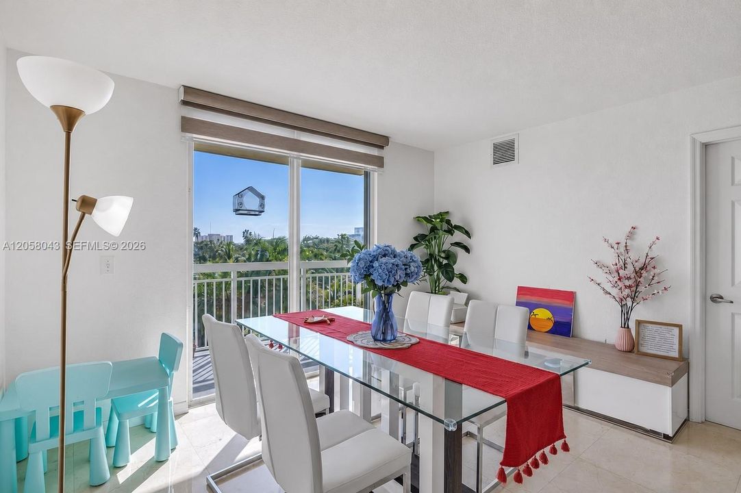 En Venta: $330,000 (2 camas, 2 baños, 891 Pies cuadrados)