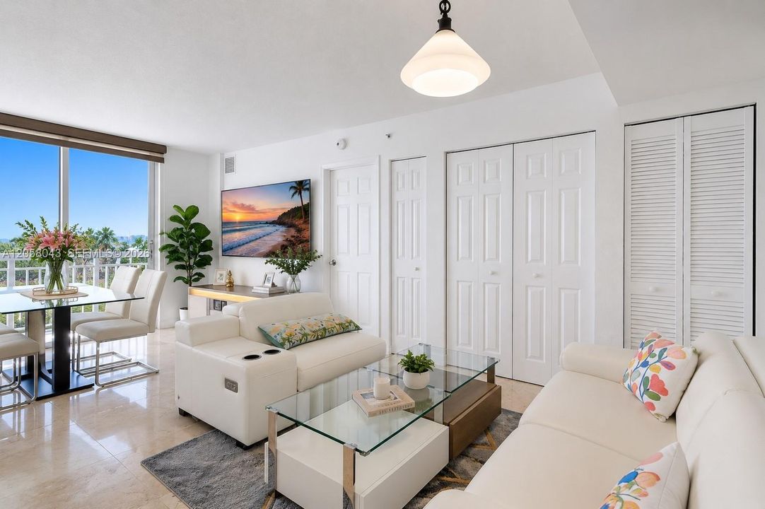En Venta: $330,000 (2 camas, 2 baños, 891 Pies cuadrados)