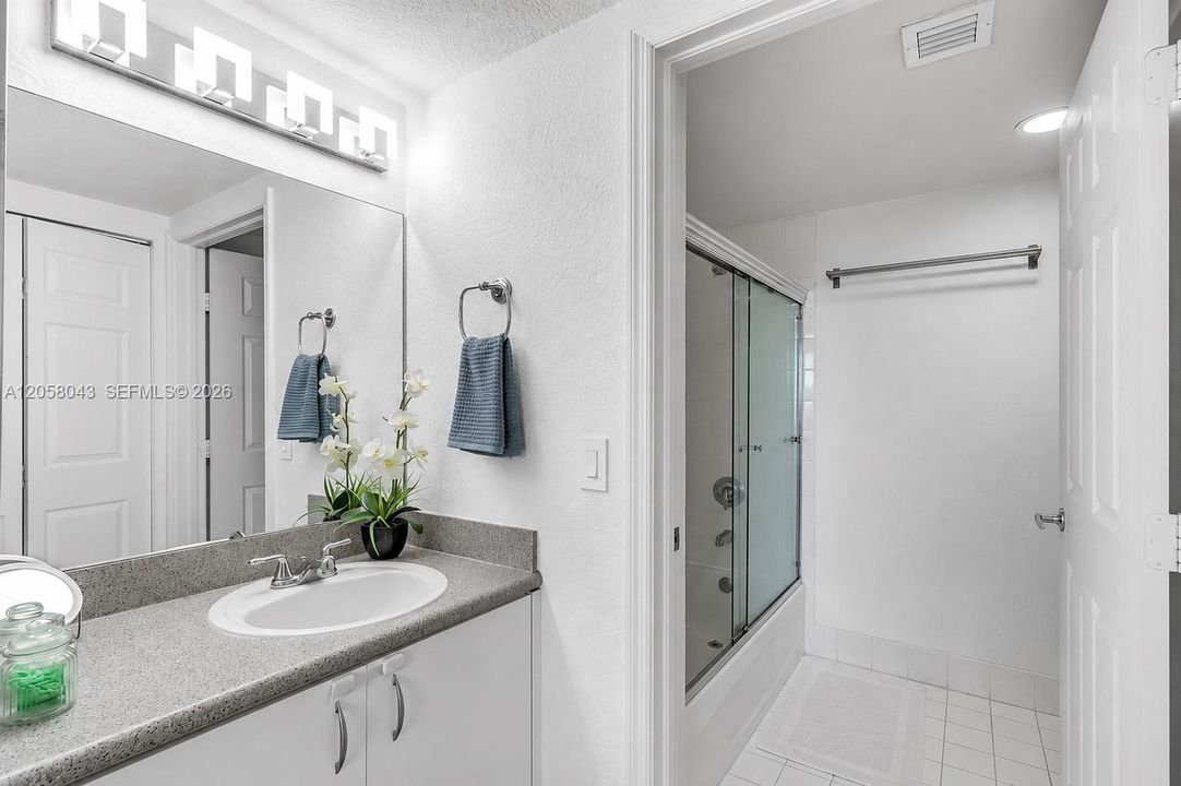 En Venta: $330,000 (2 camas, 2 baños, 891 Pies cuadrados)
