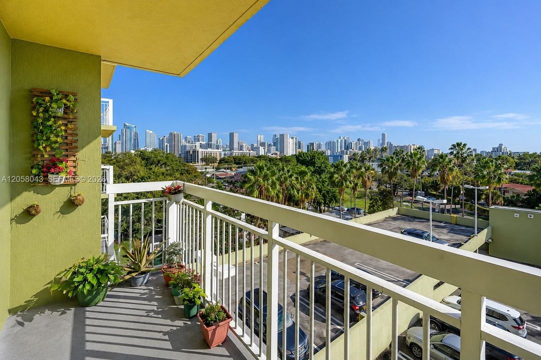 En Venta: $330,000 (2 camas, 2 baños, 891 Pies cuadrados)
