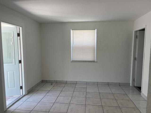 1631harrisonrearlivingroom1