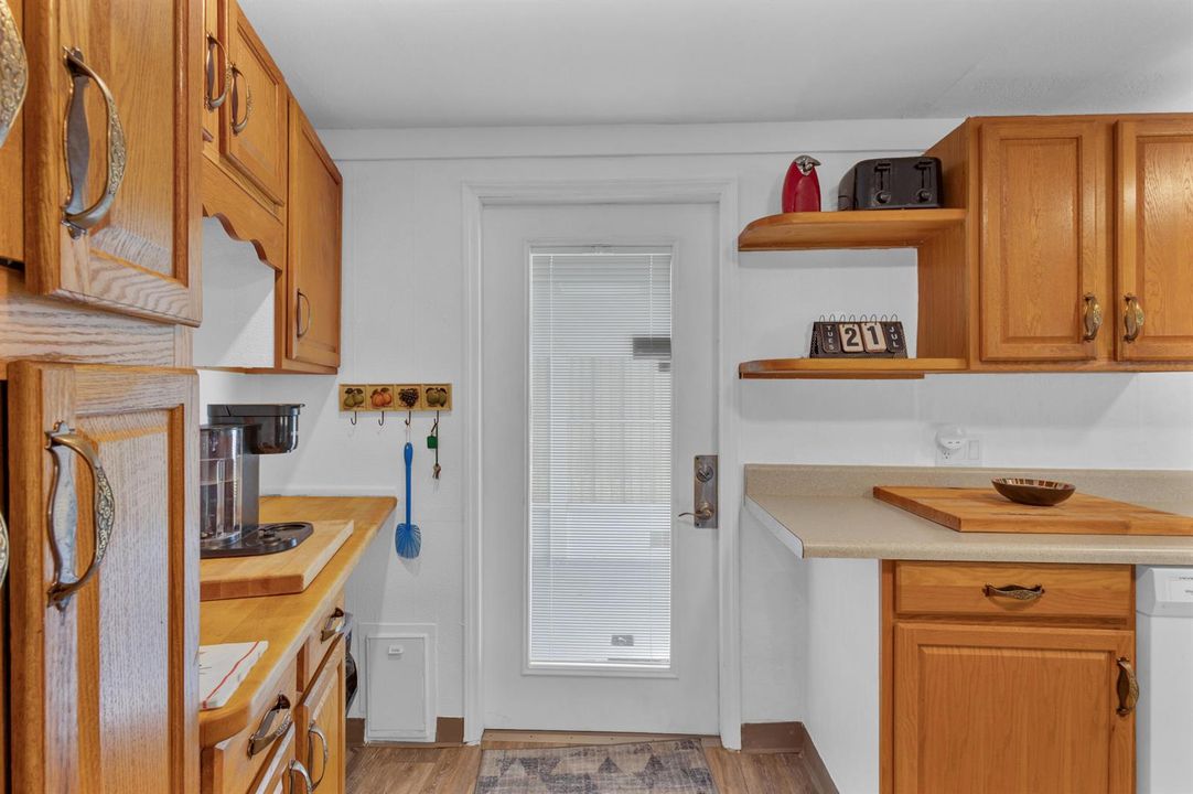 ENTRY WITH COFFEE BAR