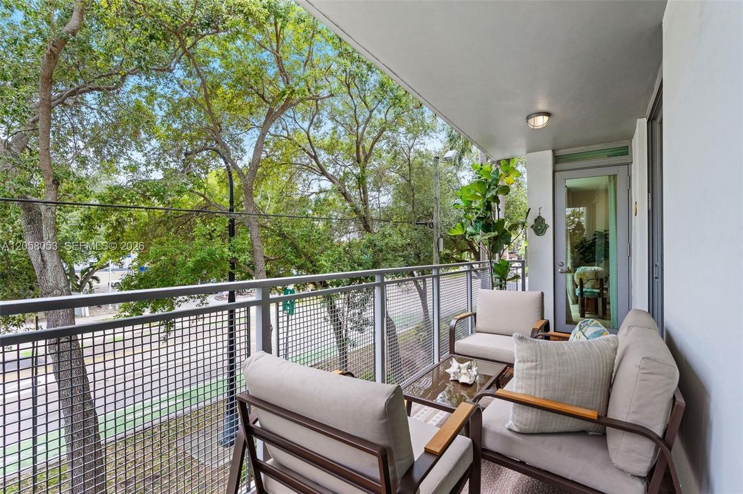 For Sale: $800,000 (2 beds, 2 baths, 953 Square Feet)