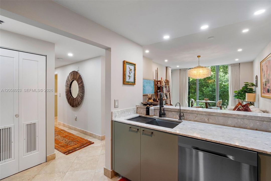 For Sale: $800,000 (2 beds, 2 baths, 953 Square Feet)
