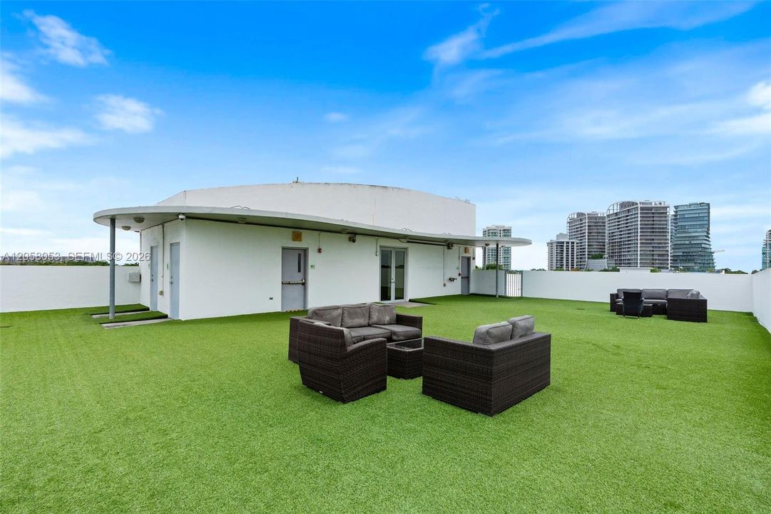 For Sale: $800,000 (2 beds, 2 baths, 953 Square Feet)