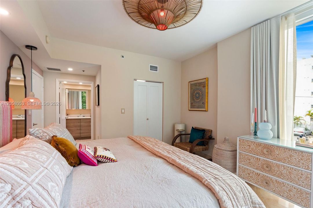 For Sale: $800,000 (2 beds, 2 baths, 953 Square Feet)