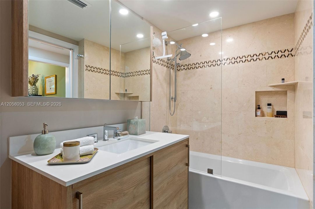 For Sale: $800,000 (2 beds, 2 baths, 953 Square Feet)