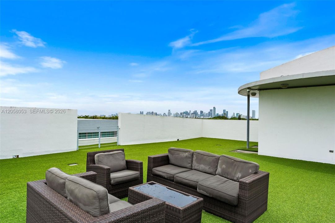 For Sale: $800,000 (2 beds, 2 baths, 953 Square Feet)