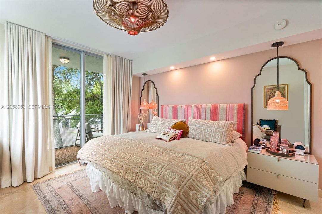 For Sale: $800,000 (2 beds, 2 baths, 953 Square Feet)