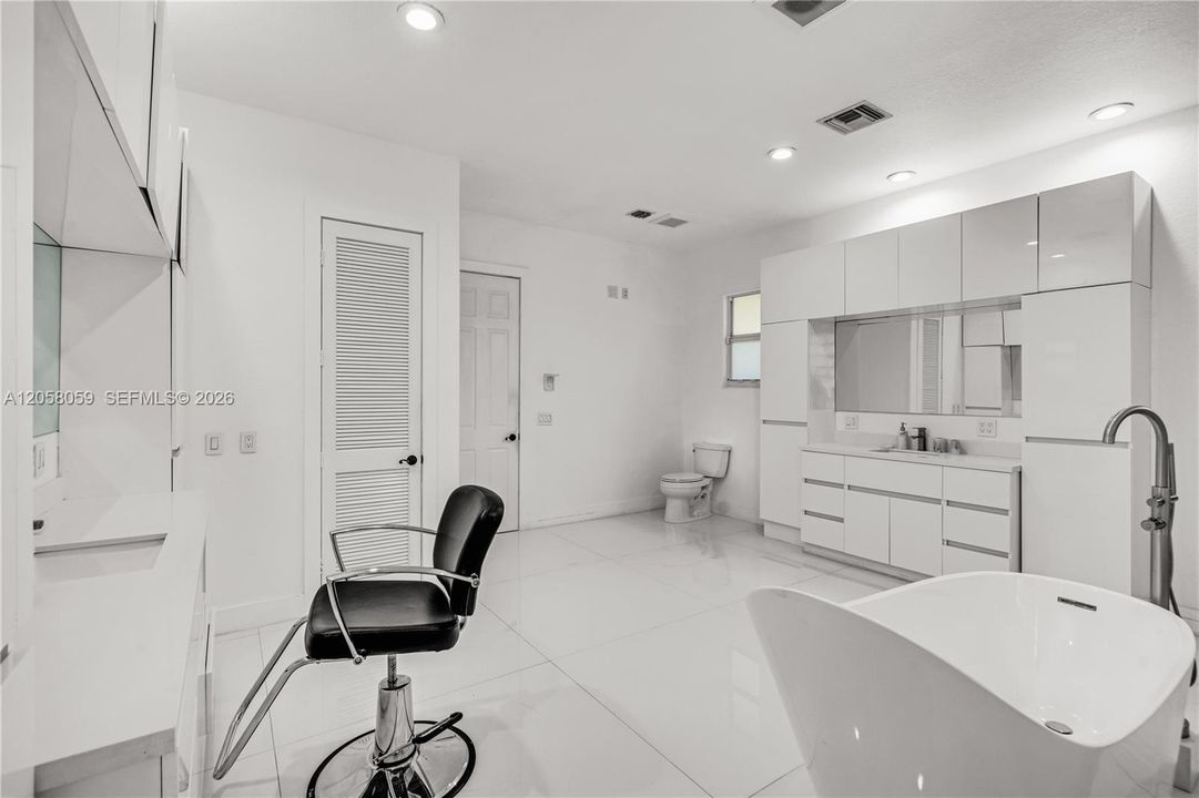 В аренду: $13,500 (7 спален, 6 ванн, 4718 Квадратных фут)