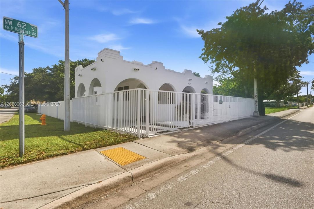 For Sale: $630,000 (3 beds, 2 baths, 1036 Square Feet)