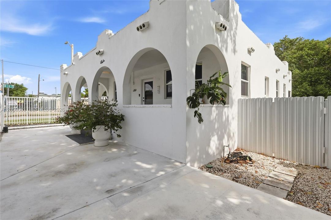 For Sale: $630,000 (3 beds, 2 baths, 1036 Square Feet)