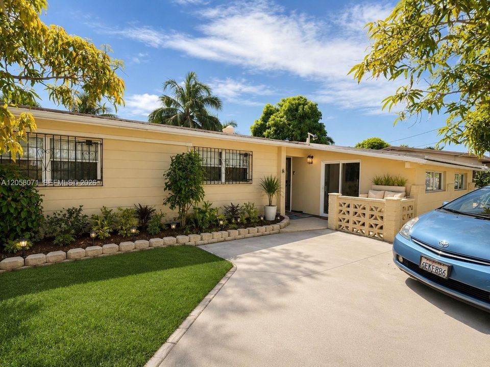 For Rent: $3,000 (3 beds, 2 baths, 1250 Square Feet)