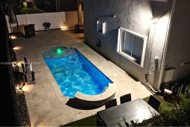 En Venta: $775,000 (3 camas, 2 baños, 2200 Pies cuadrados)
