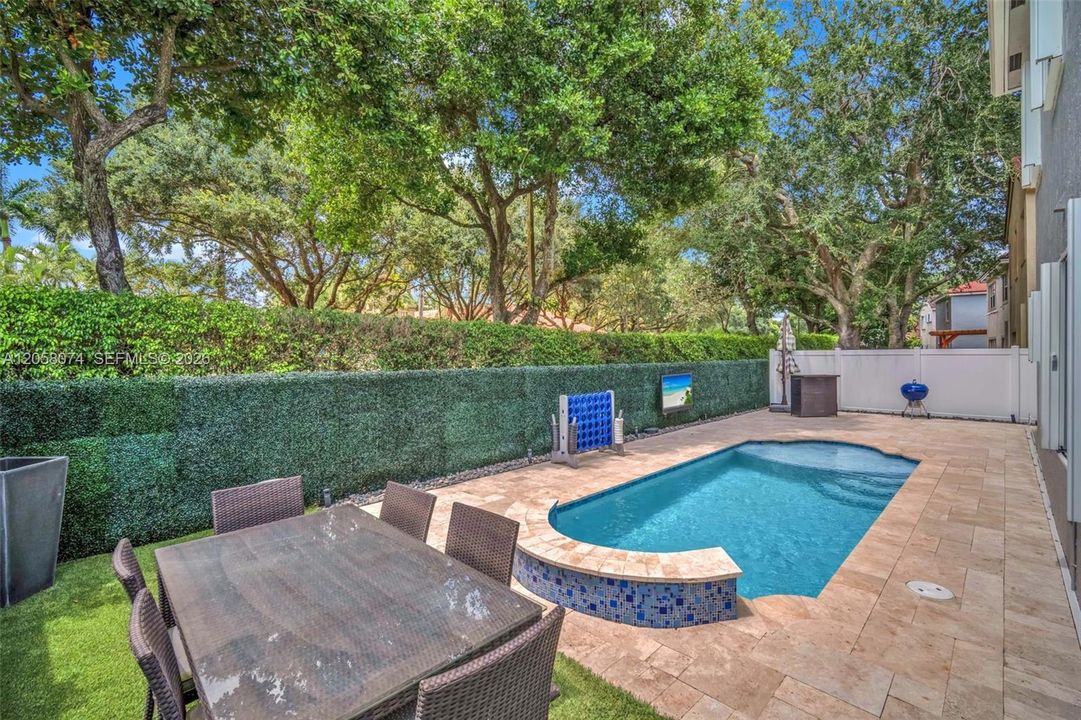 En Venta: $775,000 (3 camas, 2 baños, 2200 Pies cuadrados)