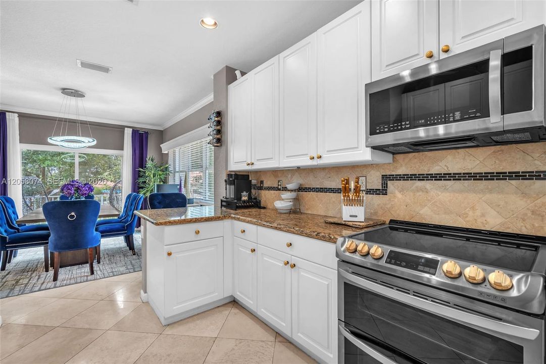 En Venta: $775,000 (3 camas, 2 baños, 2200 Pies cuadrados)