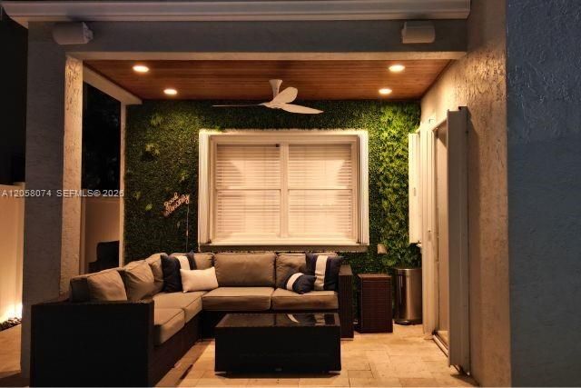 En Venta: $775,000 (3 camas, 2 baños, 2200 Pies cuadrados)