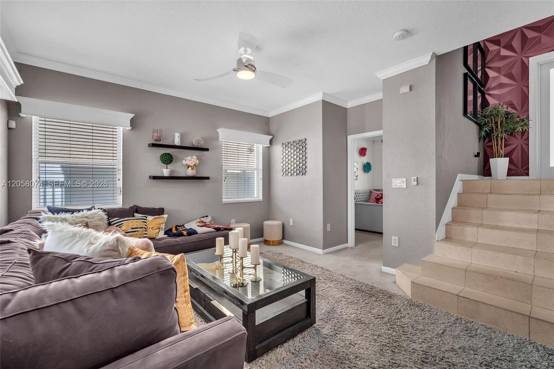 En Venta: $775,000 (3 camas, 2 baños, 2200 Pies cuadrados)