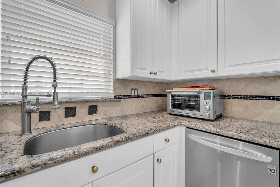 En Venta: $775,000 (3 camas, 2 baños, 2200 Pies cuadrados)