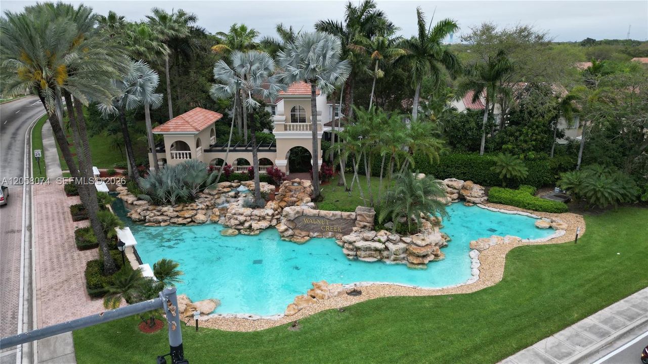 En Venta: $775,000 (3 camas, 2 baños, 2200 Pies cuadrados)