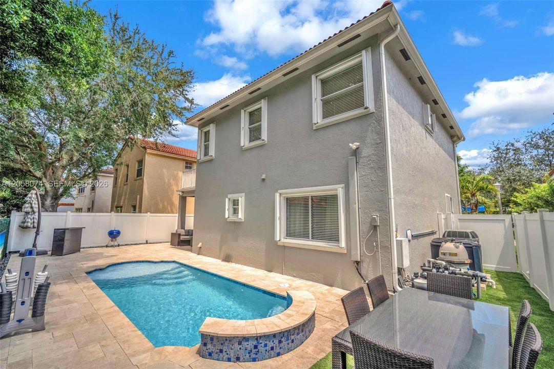 En Venta: $775,000 (3 camas, 2 baños, 2200 Pies cuadrados)