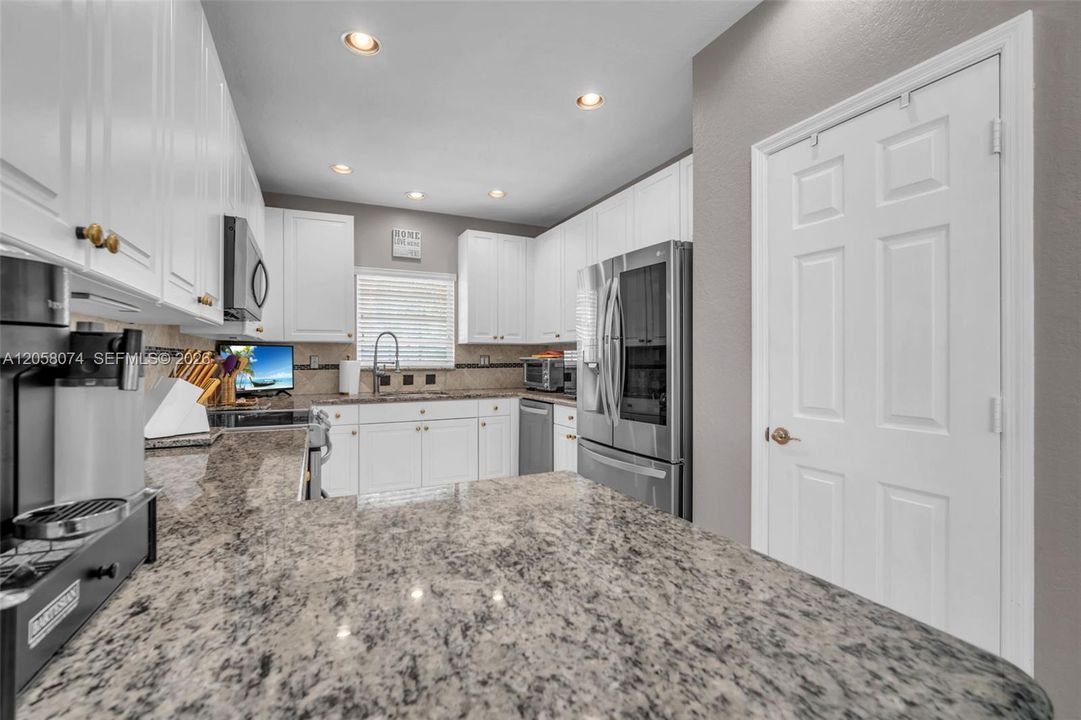 En Venta: $775,000 (3 camas, 2 baños, 2200 Pies cuadrados)