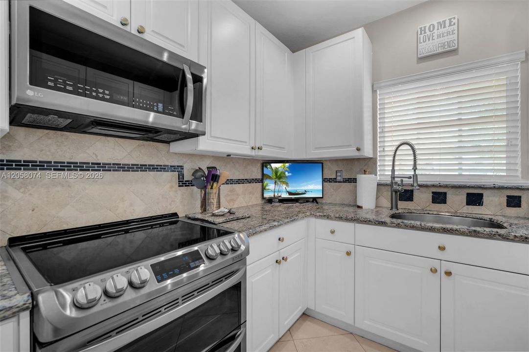 En Venta: $775,000 (3 camas, 2 baños, 2200 Pies cuadrados)