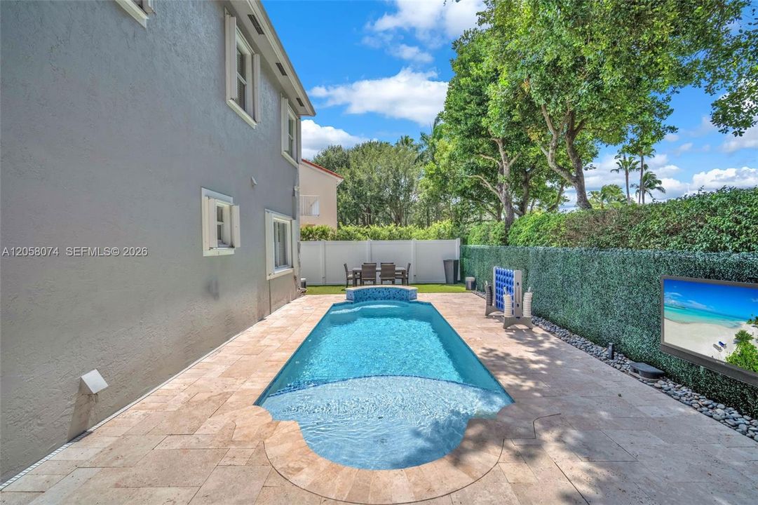 En Venta: $775,000 (3 camas, 2 baños, 2200 Pies cuadrados)