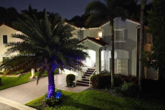 En Venta: $775,000 (3 camas, 2 baños, 2200 Pies cuadrados)