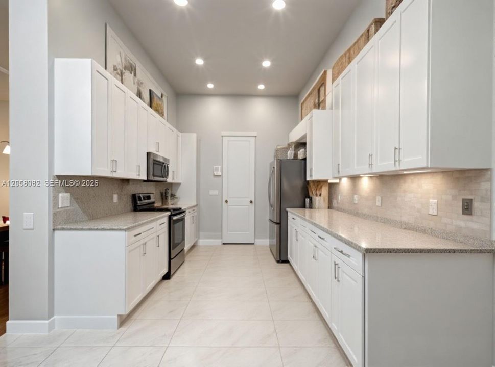 На продажу: $649,000 (3 спален, 2 ванн, 1907 Квадратных фут)